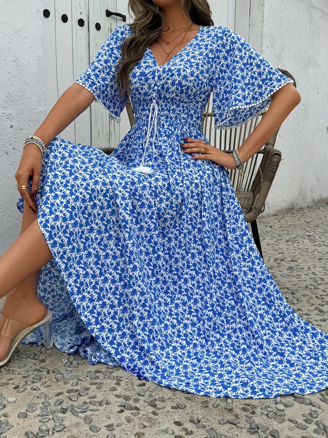 ZAFUL Summer Dress - Elegant Blue Floral, V-neck, Short Sleeve, Lightweight & Breathable. Waist Drawstring for Perfect Fit. Ideal for Hot Summer Days.